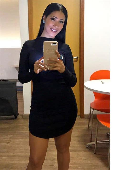 Simaria Faz Selfie No Espelho Vestido Justo Celebridades Vogue