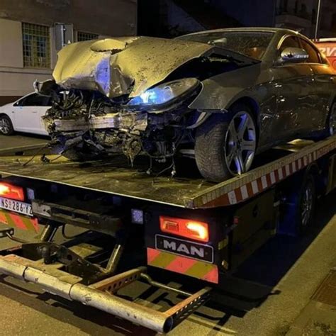 ULETEO U BAŠTU KAFIĆA PA SE ZAKUCAO U DRVO Ovako izgleda auto koji je