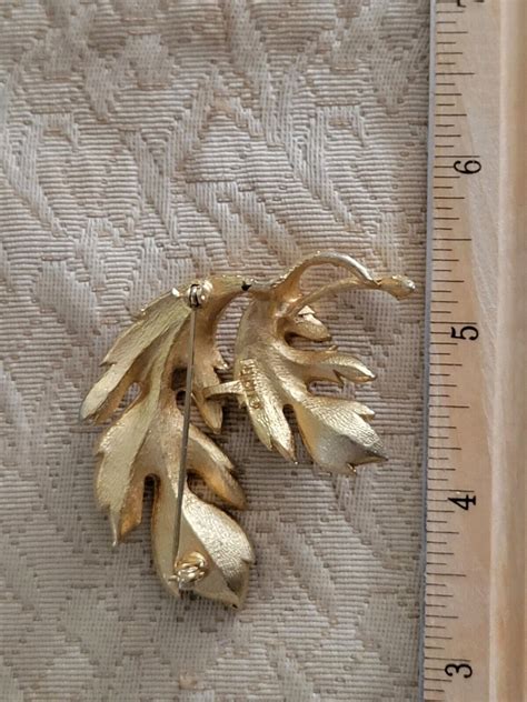 Vintage Lisner Gold Tone Metallic Textured Oak Leaf B Gem