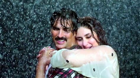 Kareena Kapoor Hot Look In Wet Costumes During Rain Song Teri Meri