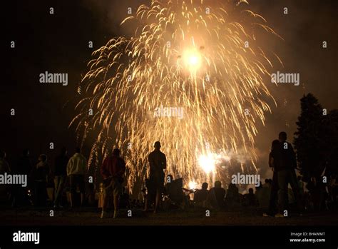 Feuerwerk mit silhouetten Fotos und Bildmaterial in hoher Auflösung