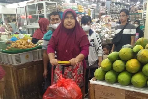 Kisah Wagiyem Jadi Kuli Panggul Di Solo Angkat Barang 80 Kg Dapat Upah