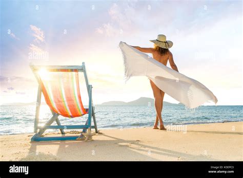 Schöne Frau Sonnenbaden im Bikini am Strand im Tropical Resort reisen