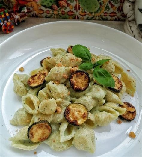 Conchiglie Con Crema Di Zucchine E Ricotta Con Chips Di Zucchine E