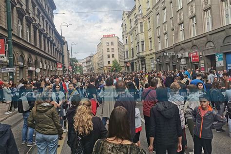 Hiljade Ljudi Na Protestu U Sarajevu Povodom Pogibije Mlade Doktorice