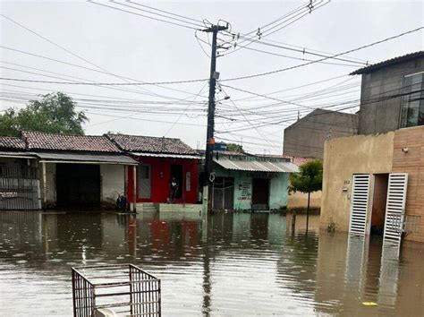 Chuva alaga ruas invade casas e causa suspensão de aulas e viagens de