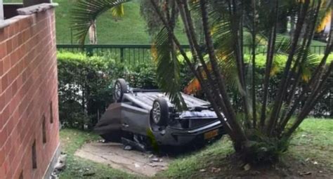 Carro cayó desde el tercer piso de un parqueadero en Medellín