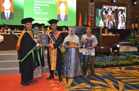 Umri Wisuda Mahasiswa Junaris Alfianto Raih Ipk Tertinggi Umri