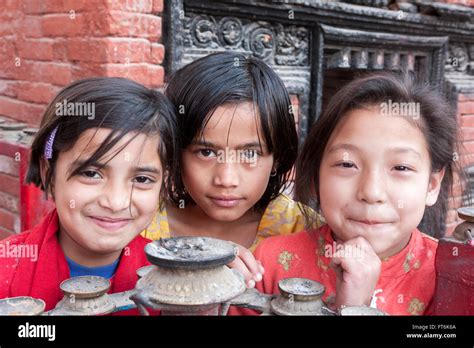 Nepal Katmand Las Ni As Hind Es En La Entrada Al Santuario De Barrio