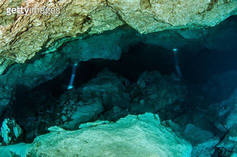 Scuba diving in the Cenote Tajma Ha in Mexico 이미지 1013178812 게티이미지뱅크