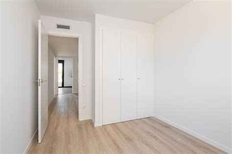 Quarto branco vazio sem móveis guarda roupa embutido ventilação