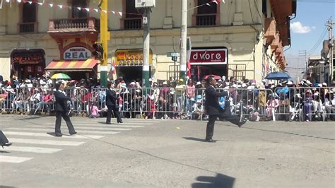 EN HUANCAYO LA I E ALFONSO UGARTE DE HUARI HUANCÁN DESFILA EN EL