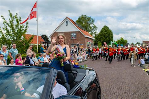 Corso Vollenhove Op Augustus Bloemencorso Foodtrucks En Muziek