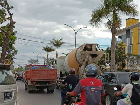 Aktivitas Kendaraan Besar Di Kendari Membahayakan Pengguna Jalan Lain