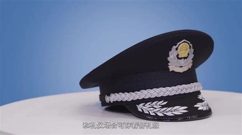 胡椒分享 【戳视频！ 公安部发布警礼服正确穿戴方法 】2021年，警礼服正式列装，人民警察在参加重大纪念、庆典、外事等活动和礼仪场合可穿着警礼服。那么警礼服的正确穿戴步骤是什么？一个视频