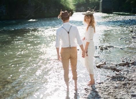 Au détour de la rivière Fun couple Engagement inspiration Engagement