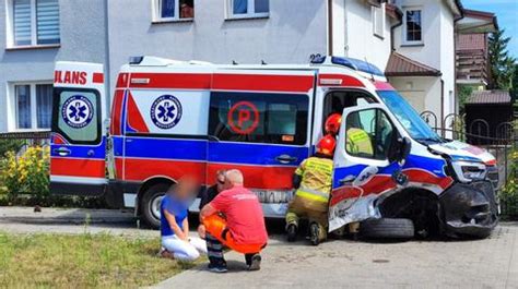 Włocławek zderzenie karetki pogotowia z samochodem osobowym TVN24