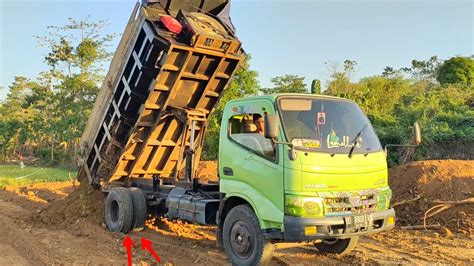 Mobil Dump Truk Hino Dutro Jomplang Muatan Tanah Timbunan Nyaris