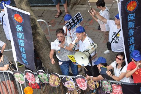 【七一遊行】親建制團體與遊行市民指罵 警員在場調停 星島日報