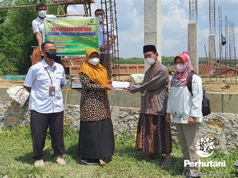 Perhutani Perhutani Serahkan Bantuan Tjsl Untuk Lokasi Di Grobogan