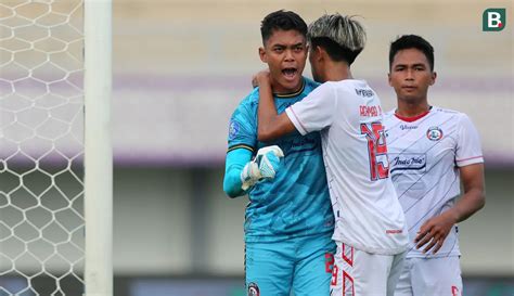 Foto Aksi Tandukan Kepala Alex Ferreira Bawa Dewa United Atasi Arema