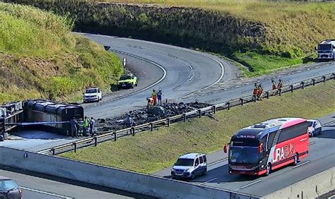 Caçamba de caminhão carregada de lixo tomba e interdita trecho da