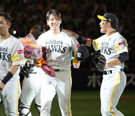 ノーヒットノーランを達成した石川は栗原（右）から祝福され笑顔（撮影・岡田 丈靖） ― スポニチ Sponichi Annex 野球