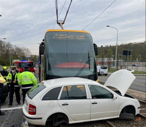 Po St Etu Tramvaje S Osobn M Autem V Praze Museli Hasi I Vyprostit