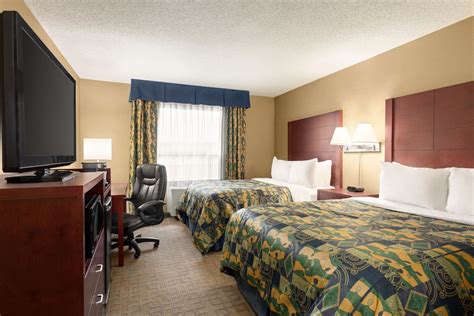 Travelodge by Wyndham Oshawa Whitby | Oshawa, ON Hotels