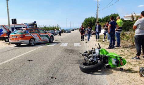 Scontro Fra Auto E Moto Sulla Litoranea In Ospedale Un Centauro Lo