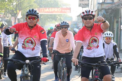 Polres Cilegon Turut Meriahkan Sepeda Gembira Pada Hut Bhayangkara Ke