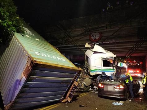 太驚悚！貨櫃車衝落國道邊坡 路過轎車遭壓爛2人送醫 社會 中時新聞網