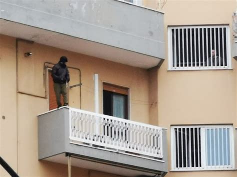 Pescara Minaccia Di Lanciarsi Dal Quinto Piano Si Cerca Di Trattare