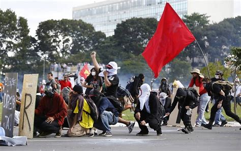 Grupo Quebra Vidra As E Paradas De Nibus Durante Protesto Contra Temer