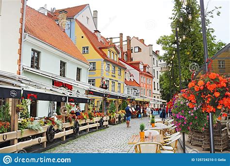 Restaurantes Y Edificios Coloridos En La Calle De Meistaru En La Ciudad