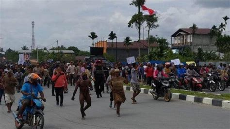 Kronologi Kerusuhan Di Deiyai Papua Massa Lakukan Tarian Perang Lalu