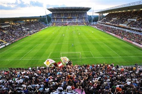 Coronavirus La Ligue 1 Et 2 Suspendues Le Fc Metz Et Lasnl Au