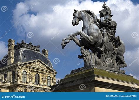 Statua Equestre Di Re Luigi Xiv In Cortile Del Museo Del Louvre