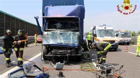 Tamponamento Tra Camion In A4 Morto Il Camionista Trevigiano Coinvolto