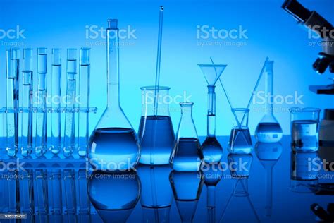 과학 개념입니다 실험실 유리 그릇입니다 화학 실험입니다 파란색 배경입니다 Stem 주제에 대한 스톡 사진 및 기타 이미지