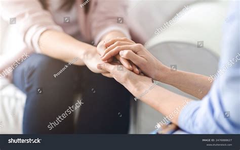 Una Mujer Ofrece Comodidad Y Tranquilidad Foto De Stock 2476888627