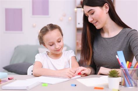 Mamá ayuda a la niña a hacer la tarea de los niños y los padres. | Foto ...