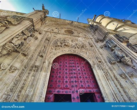 Fachada Principal Da Catedral De Salamanca Espanha Foto De Stock