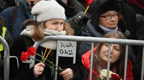 Hunderte Trauernde Besuchen Nawalnys Grab In Moskau STERN De