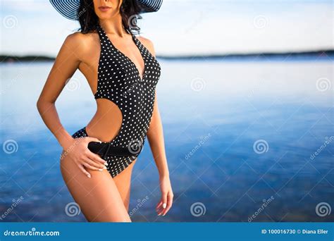 Fondo Del Verano Mujer Delgada En El Bikini Que Presenta En La Playa