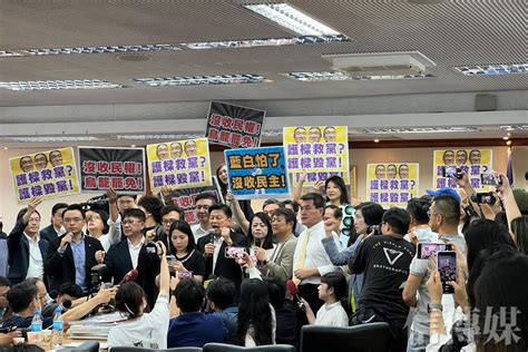 選罷法修法》藍綠攻防民眾黨缺席 民進黨甲動佔領主席台 議事暫停 信傳媒