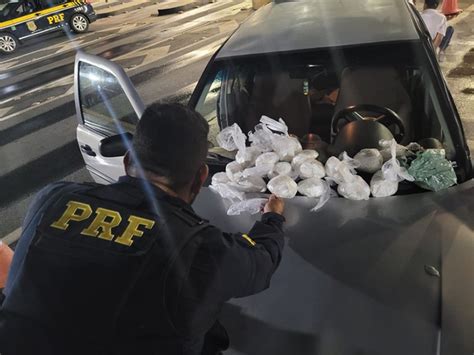 Casal é detido 1 500 papelotes de cocaína na rodovia Fernão Dias