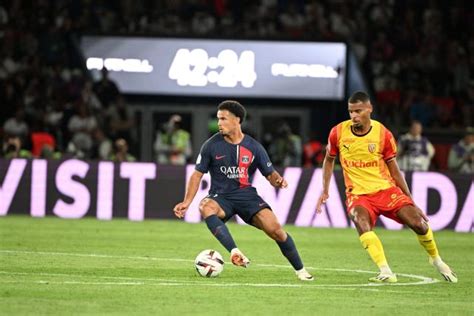 Foot Haie d honneur pour Bradley Barcola et Warren Zaïre Emery à l