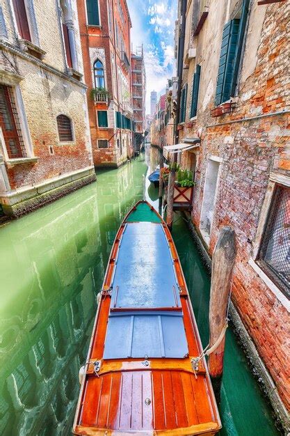 Fabuloso Paisaje Urbano De Venecia Con Canales Estrechos Barcos Y