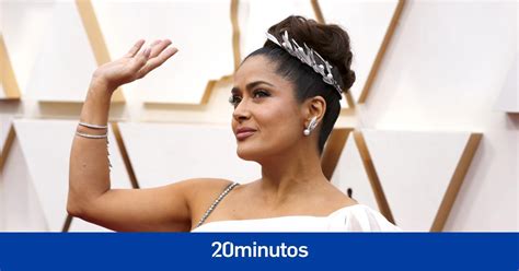 Salma Hayek impresiona a sus 54 años con un espectacular posado en bikini